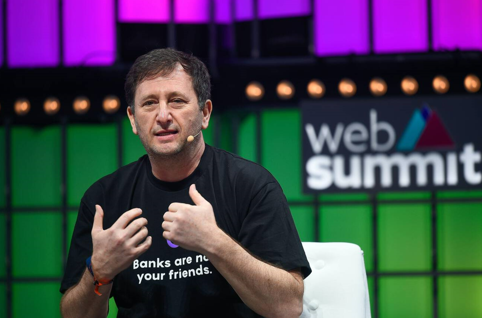 Alex Mashinsky, former Celsuis Network head in trade mark anti-bank t-shirt -- Photo: Shutterstock