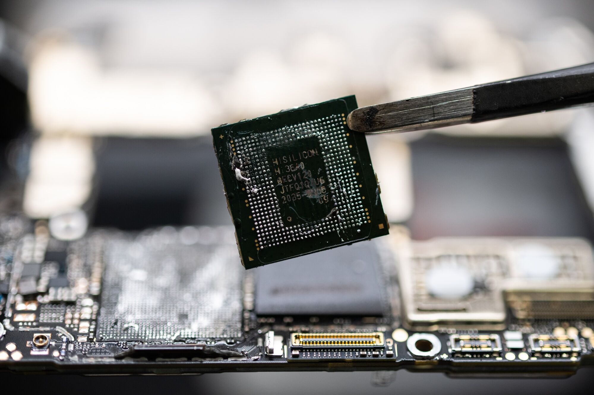 The seven-nanometer chip inside a Huawei Mate 60 Pro – Credit: James Park/Bloomberg
