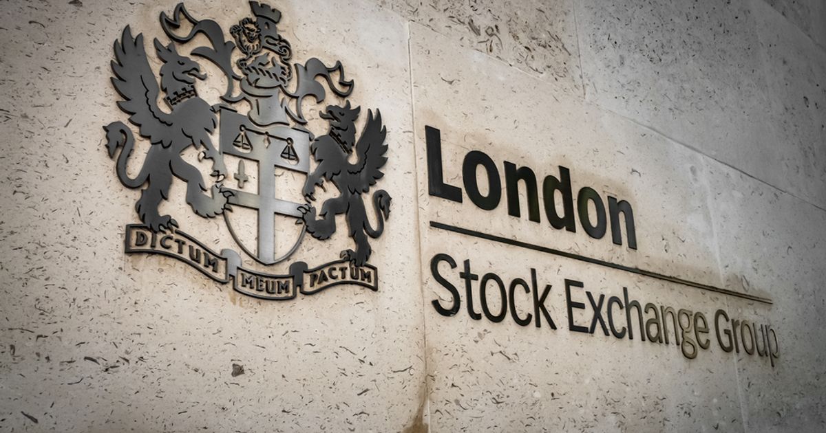 FTSE 100 na żywo: Akcje blue chipów spadają z historycznych maksimów, złoto słabnie