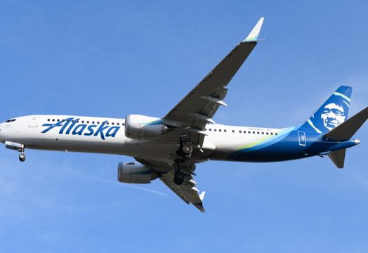 Alaska Airlines Boeing 737 MAX 9 approaches SeaTac for landing