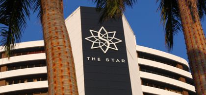 Interfaccia utente della piattaforma Stake che mostra slot machine e giochi da tavolo live