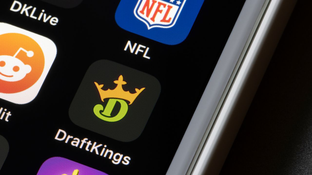 DraftKings stock upgraded, analysts believe selling overdone | NASDAQ:DKNG