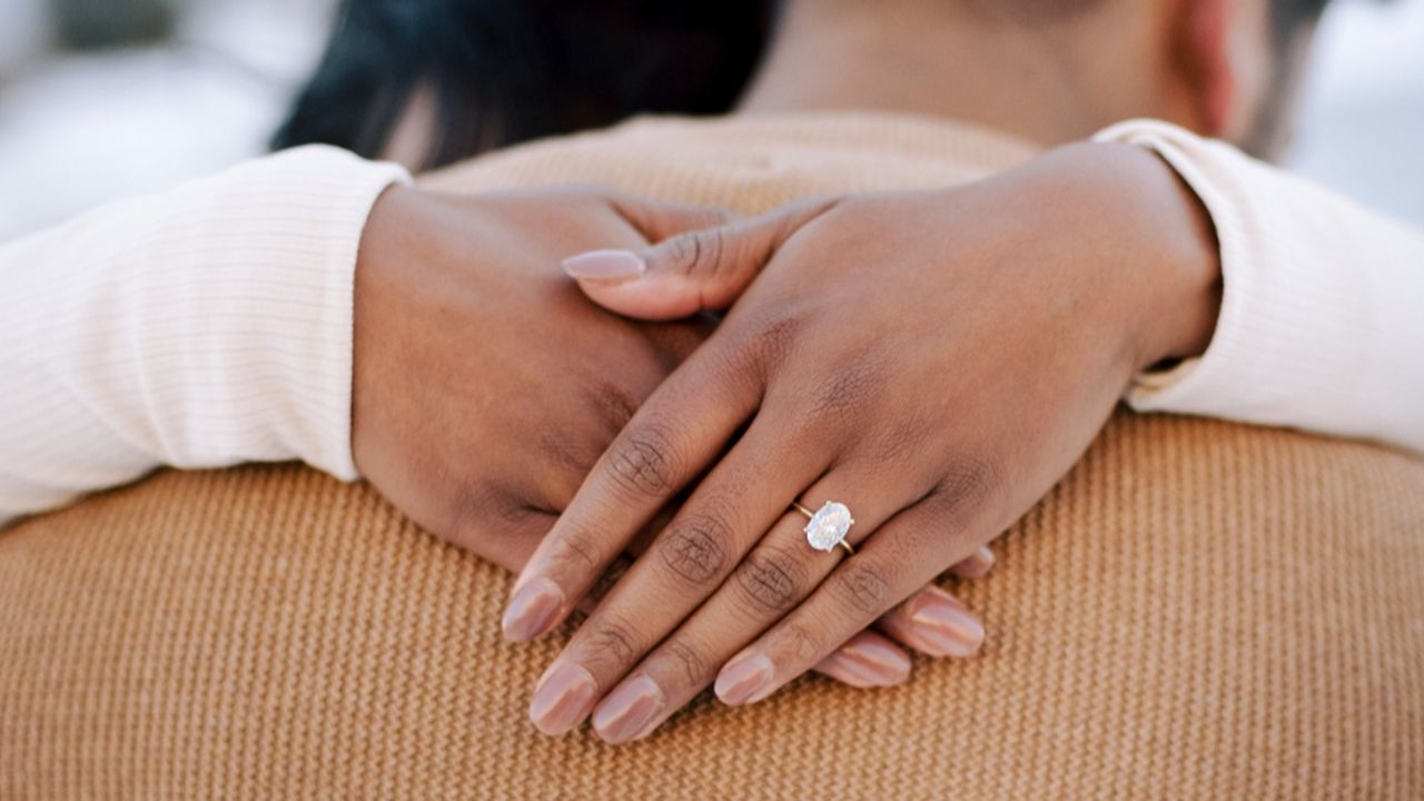 Signet Jewelers shares fall despite strong Q3 earnings on cautious ...