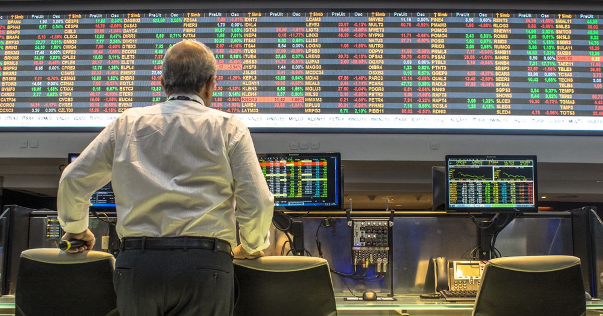 Nasdaq closes positively on strong tech momentum as Apple hits new...