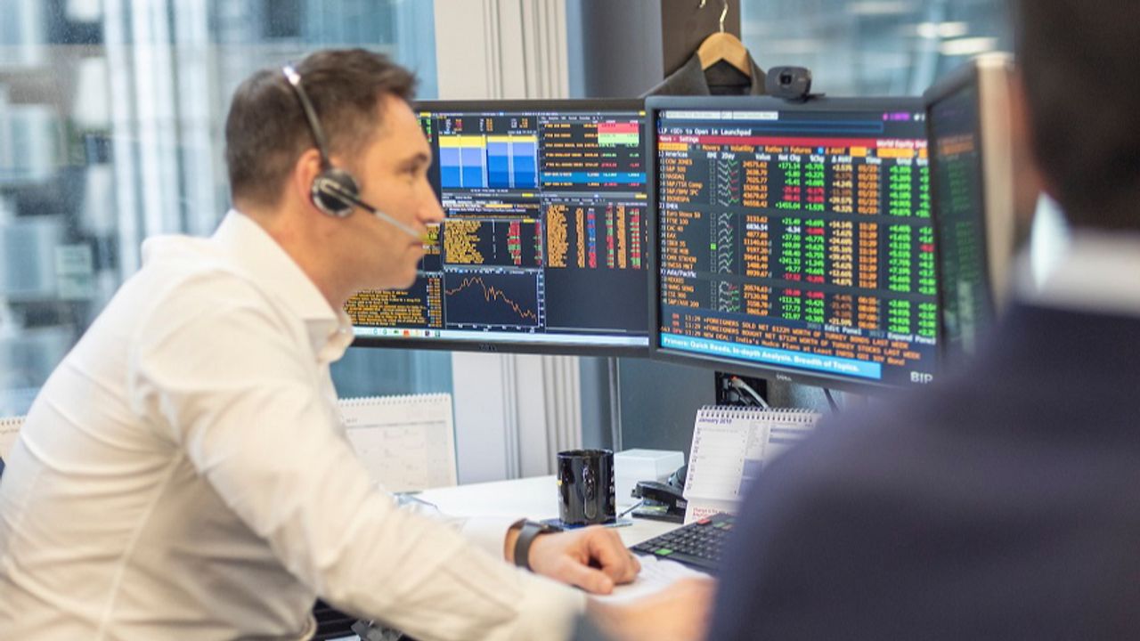 FTSE 100 Live: London stocks gain, mixed session on Wall Street
