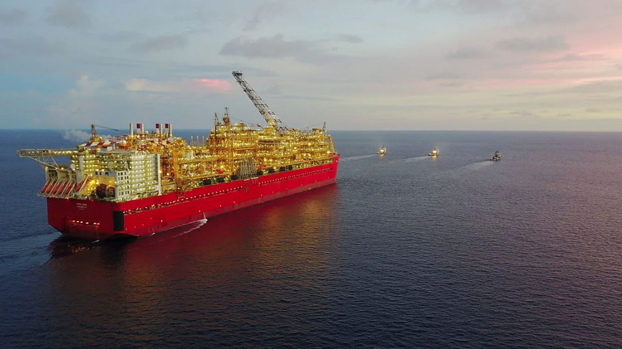Shell flags 'significantly higher' gas trading to offset lower oil and gas production