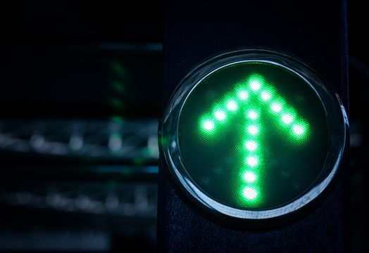 Green-traffic-light-pointing-up_6a6c4a314db4e