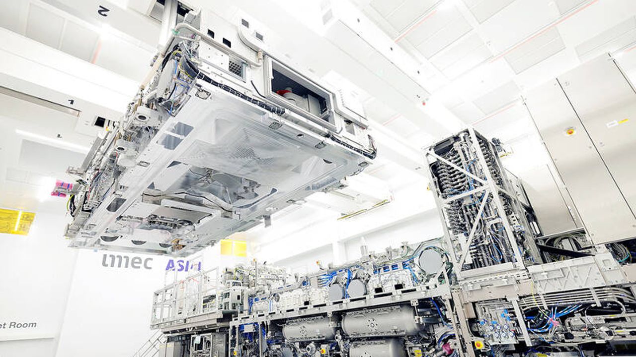 chip-stocks-slide-as-china-advances-domestic-lithography-memory