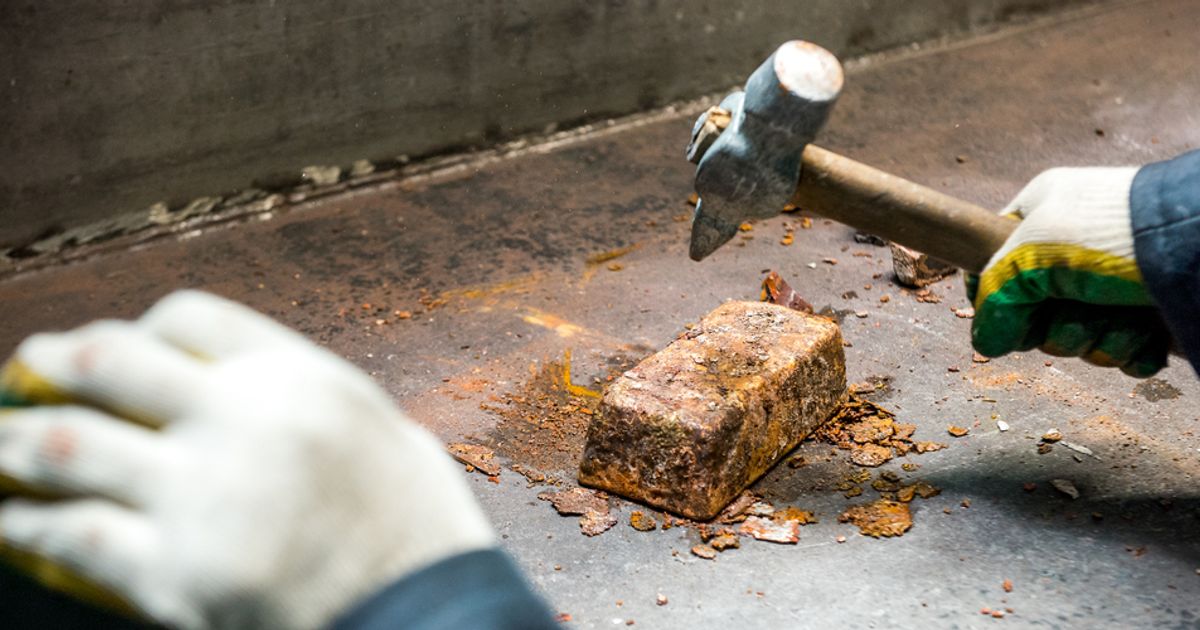 FTSE 100: European stocks dragged down as dollar rallies and gold exert pull