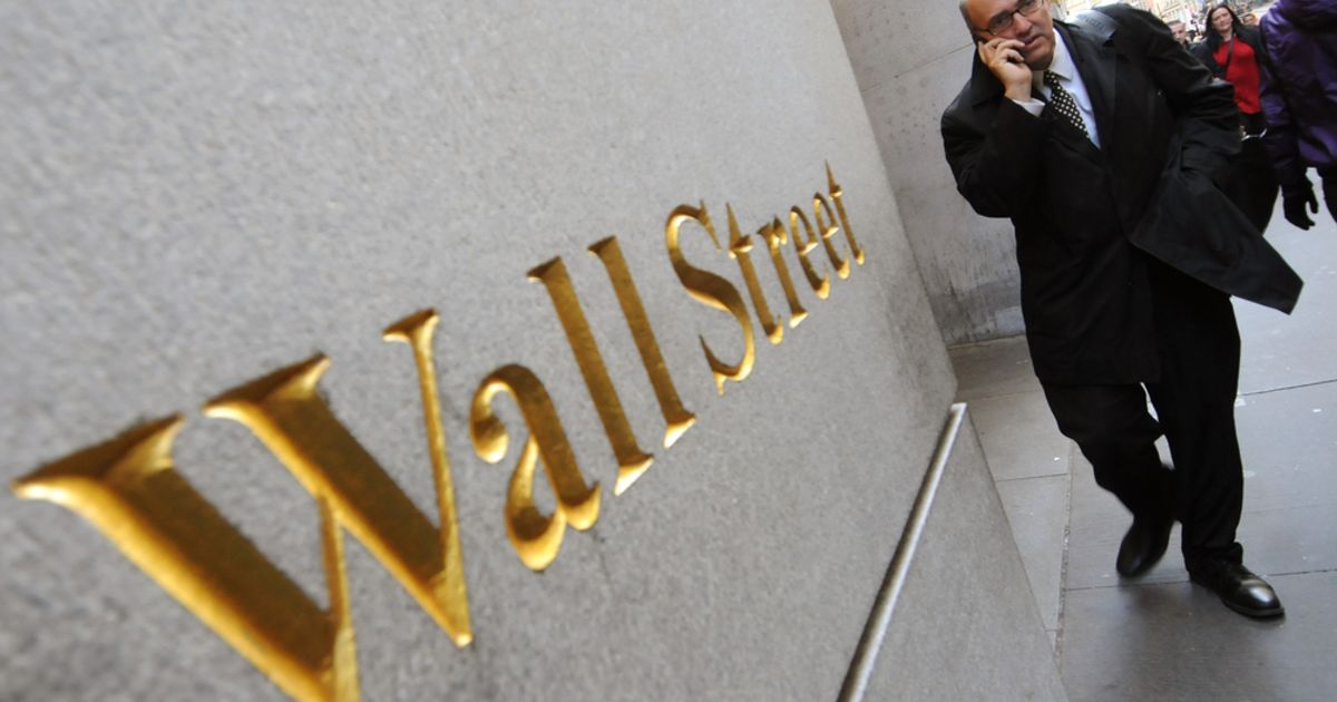 Dow gains steam despite flat retail sales, with eyes on employment data