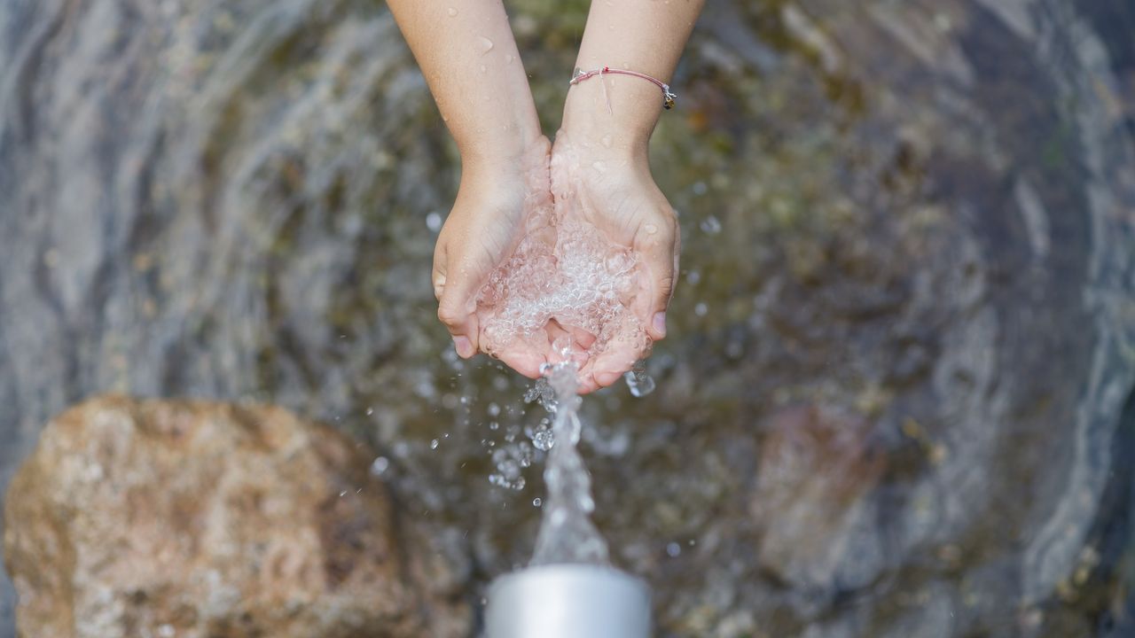 Water pipe and hands