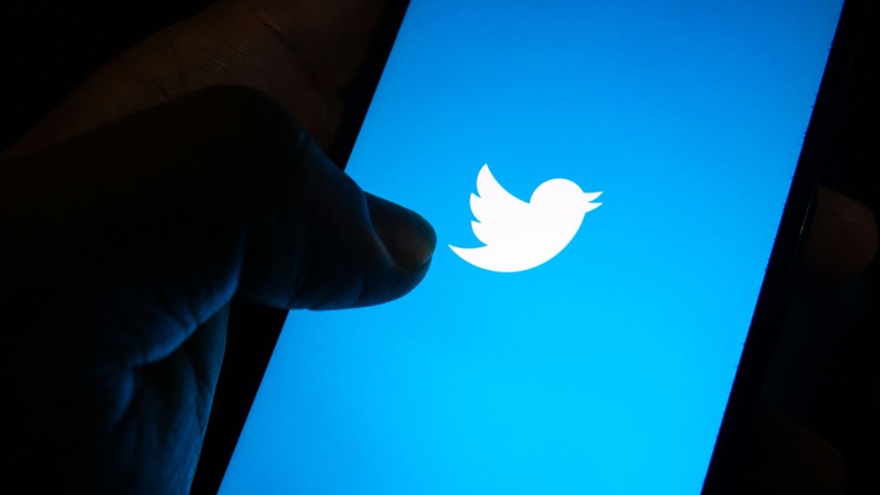 Twitter shares tumble on earnings miss