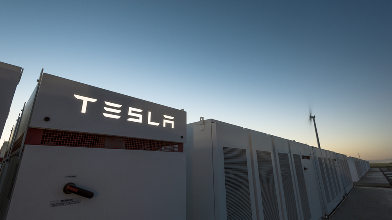 Tesla installs world’s largest lithium-ion battery in South Australia ...
